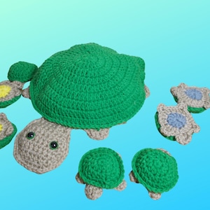 Peut inclure: Un ensemble de tortues au crochet de différentes tailles. La plus grande tortue est verte avec une tête et des pattes grises. Les plus petites tortues sont vertes avec des carapaces et des pattes grises.
