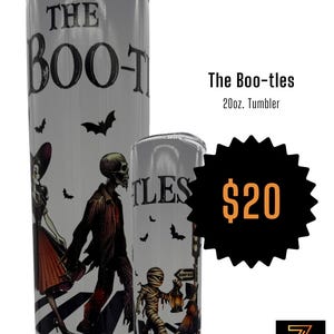 Op de afbeelding: Twee witte bekers met een Halloween-thema. Op de grotere beker staat "THE BOO-TLES" met illustraties van een skelet, een vrouw en vleermuizen. Op de kleinere beker staat "TLES" met illustraties van een mummie en kinderen.