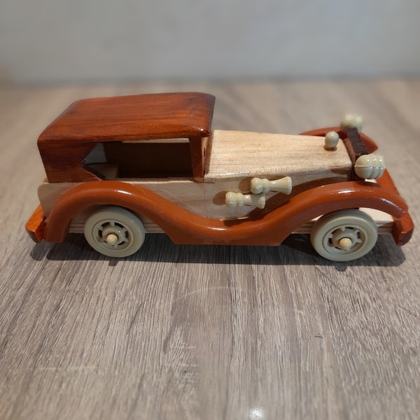 Petite voiture en bois destinée à la decoration et jouets