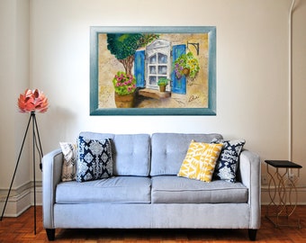 Pode incluir: Uma pintura em aquarela emoldurada de uma janela com persianas azuis e jardineiras. A janela é cercada por uma parede de pedra e plantas verdes. A pintura está em uma moldura de madeira clara.