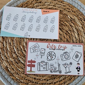 Op de afbeelding: Twee spaaruitdagingskaarten met reisthema's. Eén kaart zegt "VAKANTIE Saving challenge" met kofferillustraties. De andere kaart zegt "City trip Savings challenge" met reisiconen. Beide kaarten hebben een doelbedrag in euro's.