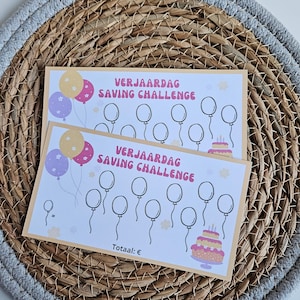 Op de afbeelding: Twee printbare verjaardagsspaar-challenge kaarten met een lichtbruine achtergrond. Elke kaart heeft een roze en paarse ballon met sterren, een verjaardagstaart met kaarsen en 10 cirkels om in te vullen. De tekst op de kaarten luidt "Verjaardag Saving Challenge" en "Totaal: €".