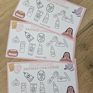 Op de afbeelding: Drie roze en witte kaarten met de tekst "Skincare Savings Challenge" en een totaal van € 100. De kaarten bevatten zwart-wit illustraties van huidverzorgingsproducten, waaronder een gezichtsmasker, oogcrème, een gezichtsreinigingsborstel en een fles serum.