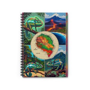 Peut inclure: Un carnet à spirales présentant un collage d'illustrations. La couverture affiche deux caméléons verts, un paysage volcanique avec de la lave en fusion et une carte circulaire centrale marquée REUNUAN LA OCEAN INDIEN avec un quadrillage.