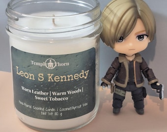 Vela Leon Kennedy - Cuero desgastado, maderas cálidas y tabaco dulce, Resident Evil, 227 g