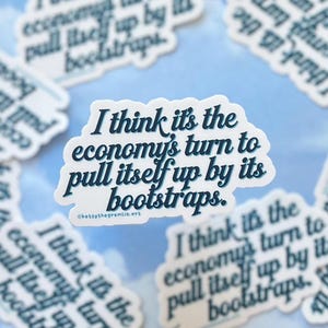 Puede incluir: Pegatinas blancas con el texto "I think it's the economy's turn to pull itself up by its bootstraps" en fuente azul oscuro. Las pegatinas están dispersas sobre un fondo de cielo azul claro.