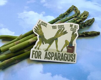 Puede incluir: Una pegatina con el texto "I CUSS, YOU CUSS, WE ALL CUSS FOR ASPARAGUS!" presenta espárragos con piernas. Espárragos verdes frescos dispuestos sobre un fondo azul.