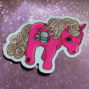 Pegatina plateada de vinilo troquelado de 3" inspirada en el juguete vintage de My Little Pony: Mamá