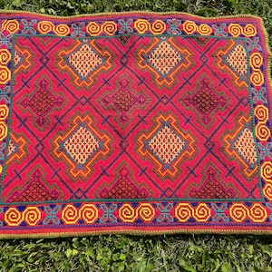 Geometric motif hand-embroidered Shipibo altar cloth / tapestry