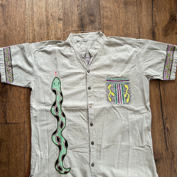 Chemise homme Shipibo marron clair brodée à la main, taille S, à manches courtes et motifs géométriques, de serpent et de feuille
