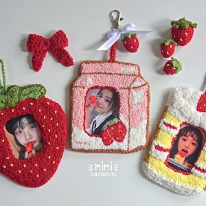Strawberry Photocard Holder / Hand tufted punch needle kpop photocard holder keychain