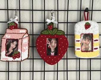 Hand Tufted Strawberry Photocard Holder, Kpop Keychain - Etsy