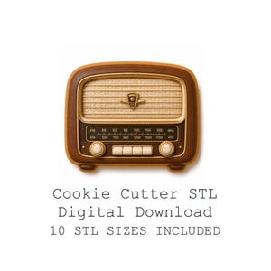 Puede incluir: Un cortador de galletas con forma de radio antigua con marco de madera, rejilla de altavoz color crema, un emblema central, pantalla de frecuencia con escalas FM y AM, dos perillas circulares y cuatro botones rectangulares bajo el dial.