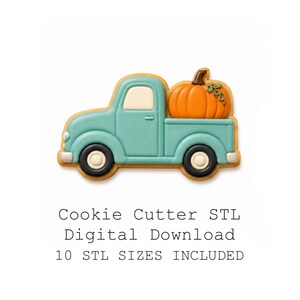 Könnte beinhalten: Ein Keks in Form eines türkisfarbenen Pick-ups mit einem orangefarbenen Kürbis auf der Ladefläche. Der Text darunter lautet: Cookie Cutter STL Digital Download 10 STL SIZES INCLUDED. Der Truck hat cremefarbene Fenster und schwarze Räder.