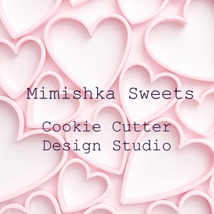 Puede incluir: Cortadores de galletas rosas en forma de coraz&oacute;n sobre un fondo rosa. El texto "Mimishka Sweets Cookie Cutter Design Studio" se muestra en una fuente oscura.