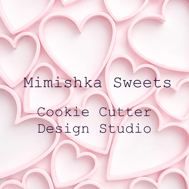Puede incluir: Cortadores de galletas rosas en forma de coraz&oacute;n sobre un fondo rosa. El texto "Mimishka Sweets Cookie Cutter Design Studio" se muestra en una fuente oscura.