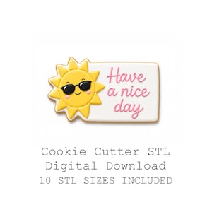 Pode incluir: Cortador de biscoitos em forma de sol sorridente usando óculos de sol, com a frase "Have a nice day" em rosa. O cortador de biscoitos é amarelo, branco e rosa.