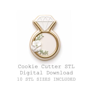 Puede incluir: Cortador de galletas en forma de anillo de compromiso con una banda y detalles dorados. La parte superior en forma de diamante blanco tiene un diseño geométrico. El cortador de galletas está decorado con flores blancas y hojas verdes. El texto "Cookie Cutter STL Digital Download 10 STL SIZES INCLUDED" está debajo.