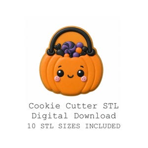 Op de afbeelding: Een oranje pompoenvormig koekje met een zwart handvat, gevuld met paarse en oranje snoepjes, met een lachend gezichtje en roze wangen. De tekst luidt: Cookie Cutter STL Digital Download, 10 STL SIZES INCLUDED.