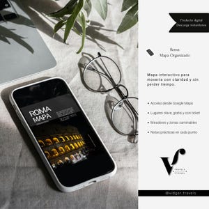 Könnte beinhalten: Ein Smartphone, das eine Reisekarte von Rom, Italien, mit dem Text "ROMA MAPA ORGANIZADO" anzeigt. Das Telefon befindet sich neben einer runden Brille und einem Laptop. Das Bild enthält Text auf Spanisch: "Producto digital Descarga instantánea."