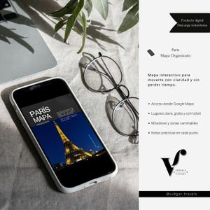 Puede incluir: Un smartphone muestra un mapa digital de París con la Torre Eiffel de noche. El teléfono está junto a unas gafas redondas y un portátil. El texto en la pantalla dice "PARÍS MAPA ORGANIZADO".