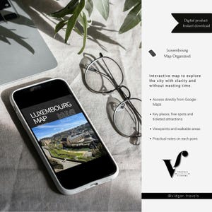 Puede incluir: Un smartphone muestra un producto digital "Luxembourg Map", junto con gafas de montura redonda y un portátil. El mapa promete una exploración clara y eficiente de la ciudad. Texto: "Producto digital, Descarga instantánea".