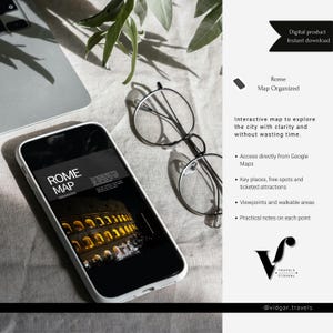 Puede incluir: Un teléfono inteligente muestra un mapa digital de Roma, Italia, con el texto "Rome Map Organized". La imagen incluye gafas redondas, un portátil y texto que detalla un mapa interactivo con acceso a Google Maps y atracciones clave.