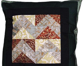 Fortuny Chevron Dekokissen: Gesteppte Designerstoffe, Rückseite aus Samt