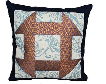Fortuny Churn Dash Quilted Dekokissen: Murillo Plum & Gold, Spagnolo Blue
