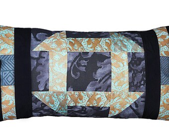 Fortuny Lendenkissen: Churn Dash Quilt Block, Richelieu & Glicine Fabrics