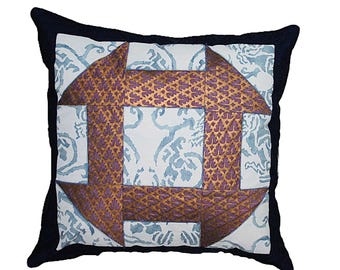 Fortuny Churn Dash Quilted Dekokissen: Murillo Plum & Gold, Spagnolo Blue