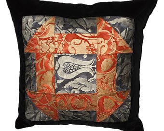 Fortuny Churn Dash Gestepptes Kissen: Melagrana & Persepolis Fabrics