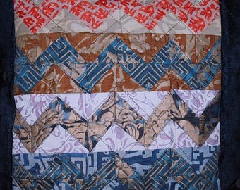 Fortuny Chevron Dekokissen: Gesteppte Designerstoffe, Rückseite aus Samt