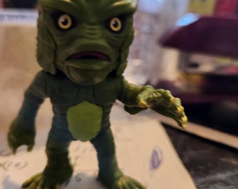 Figura misteriosa en color de la criatura de la laguna negra