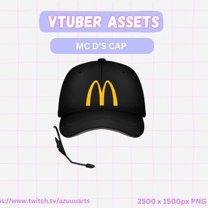 Könnte beinhalten: Schwarze Baseballkappe mit gelbem McDonald's-Logo. Die Texte "VTUBER ASSETS" und "MC D'S CAP" sind über der Kappe zu sehen. Ein schwarzes Mikrofon befindet sich darunter. Das Bild hat einen rosa Gitterhintergrund.