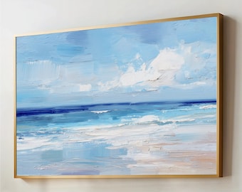 Peut inclure: Une peinture de paysage rectangulaire dans un cadre doré représentant une scène côtière abstraite avec des coups de pinceau épais et texturés. L'œuvre montre un ciel bleu clair avec des nuages blancs au-dessus d'un océan bleu profond et une plage de sable dans des tons beiges.