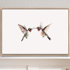 Lámina artística de colibríes, obra de arte vintage enmarcada, lienzo de acuarela verde salvia con garganta rubí, estilo rústico minimalista, dos pájaros en vuelo.