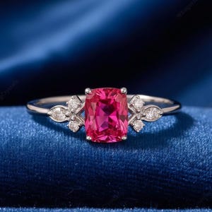Anello di fidanzamento con zaffiro rosa a taglio a pera, in argento sterling.