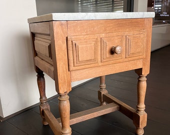 Zeitlose französische Eleganz: Nachttisch aus antikem Eichenholz mit Marmorplatte