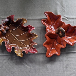 Dos platos para servir con forma de hojas de otoño, hechos a mano en cerámica vintage, en perfecto estado.