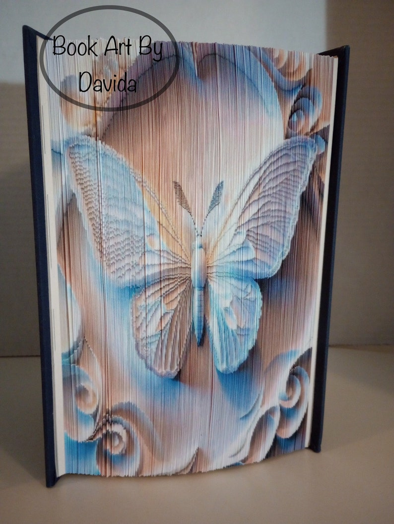 Motif papillon 3D sur les bords art du livre image 1