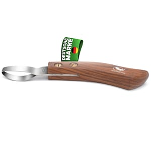 Può includere: Un coltello per la cura degli zoccoli con manico in legno e lama in acciaio inossidabile. Il manico è marrone e ha un accento in ottone. La lama è curva e ha un piccolo anello all'estremità. Il coltello è etichettato "Four-Stram Store" e "Deutsche Marke".