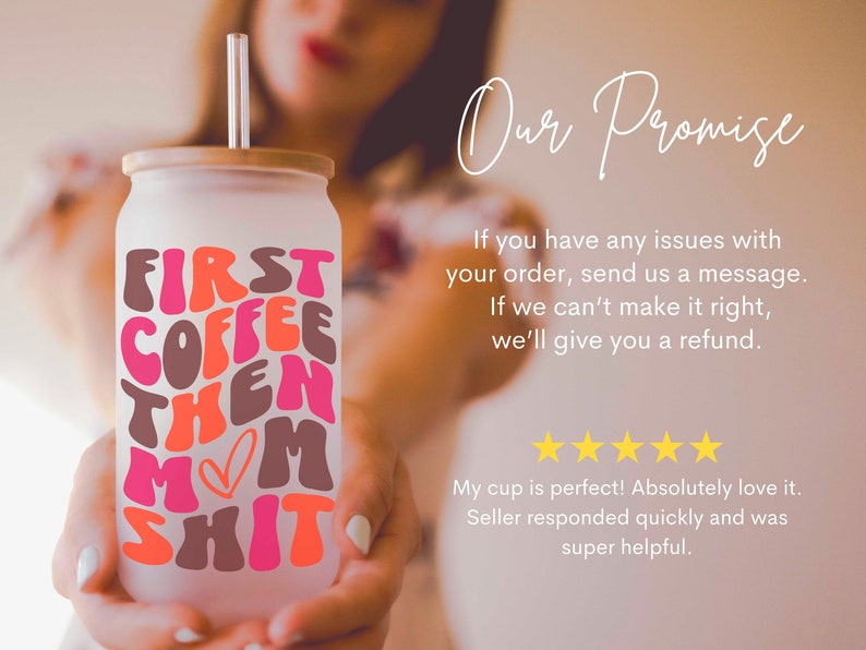 Op de afbeelding: Een witte keramische beker met een roze, oranje en bruine afbeelding met de tekst "First Coffee Then Mom Shit". De beker heeft een bamboe deksel en een doorzichtige rietje.