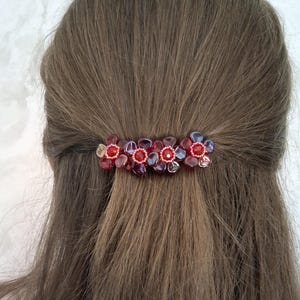 Pasador de flores con cuentas hecho a mano: pétalos de vino tinto oscuro