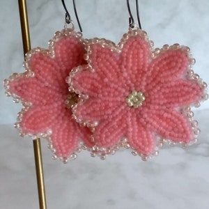 Brincos grandes de contas de flores rosa claro - brincos de contas bordadas à mão