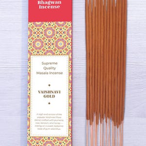 Może przedstawiać: Pudełko kadzideł Bhagwan z napisem "Bhagwan Incense" w kolorze czerwonym. Pudełko ma kolorowy wzór oraz tekst "Supreme Quality Masala Incense" i "VAISHNAVI GOLD". Obok pudełka znajduje się kilka brązowych patyczków do kadzideł.