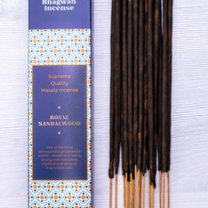 Royal Sandalwood Räucherstäbchen - Premium Natural Chandan Agarbatti von Bhagwan Incense | für Yoga, Meditation, Entspannung, Schenken 15g