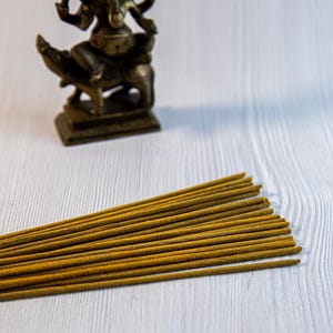 Pu&ograve; includere: Un set di tre tazze in ceramica con finitura opaca e macchiettata. Le tazze sono nei toni del crema, grigio chiaro e grigio scuro. Ogni tazza ha un design semplice e minimalista.