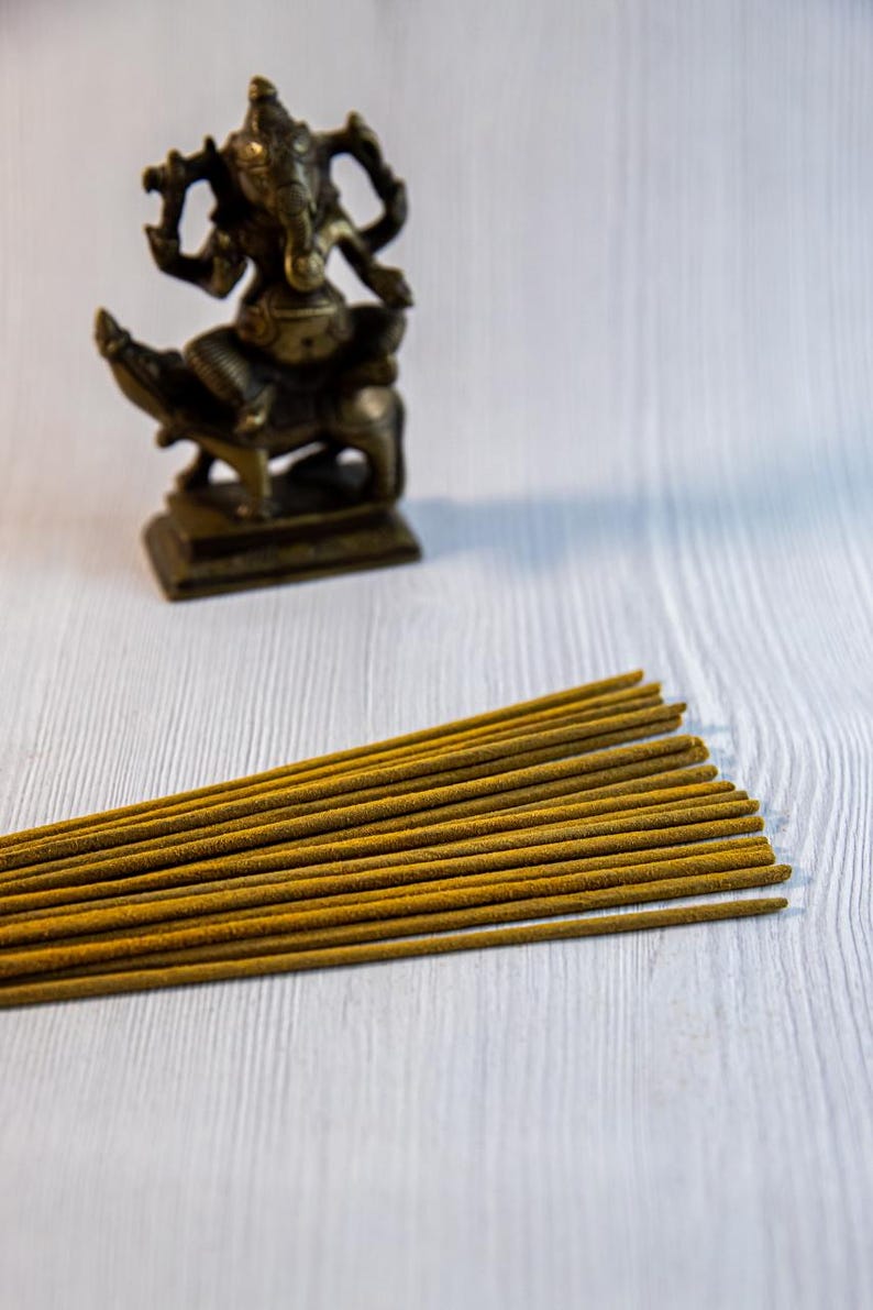 Pu&ograve; includere: Un set di tre tazze in ceramica con finitura opaca e macchiettata. Le tazze sono nei toni del crema, grigio chiaro e grigio scuro. Ogni tazza ha un design semplice e minimalista.