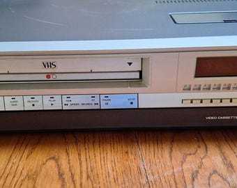 Lecteur VHS Zenith VCR (1985) VR2000, testé et fonctionnel.   Pas de télécommande.